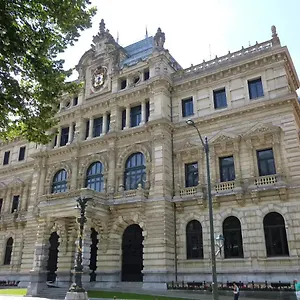 https://habitacin-con-bao-privado-en-el-centro-de-bilbao.basquecountryhotels.org
